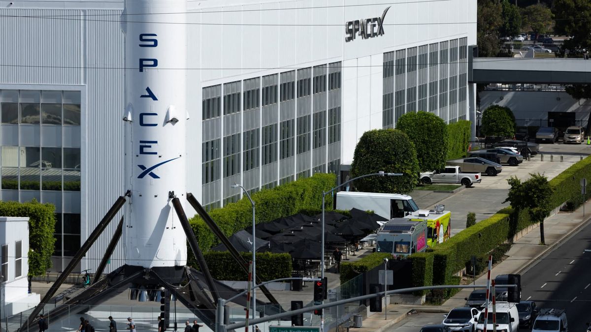 Former Tesla board member says SpaceX needs to achieve 2 of its 3 moonshots to keep its valuation Former Tesla board member says SpaceX needs to achieve 2 of its 3 moonshots to keep its valuation