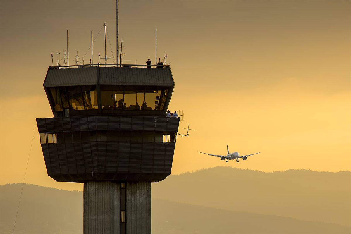 United cuts Newark schedule after hundreds of flight disruptions, blaming FAA staffing, technology problems 1 Why the U.S. doesn't have enough air traffic controllers
