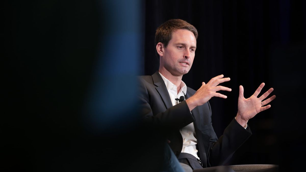 Snap plunges 13% on ‘headwinds’ to start quarter, inability to offer guidance