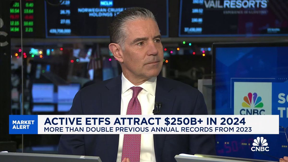 ETFs will soon beat mutual funds among financial advisor holdings, report finds 1 'Much of' inflows into ETFs are going to passive funds, says MFS CEO Michael Roberge