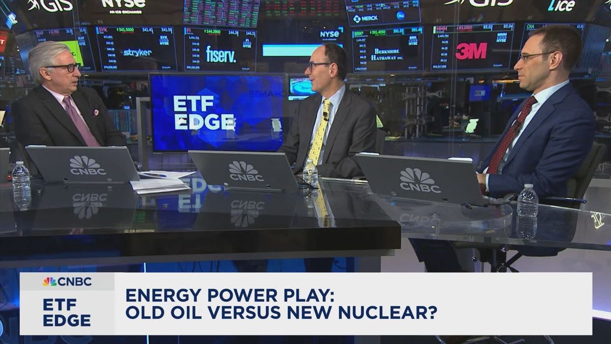 Oil stocks share a bullish similarity with semis, but 'no one cares,' VanEck CEO says 1 Oil: gushing cash and no one cares?
