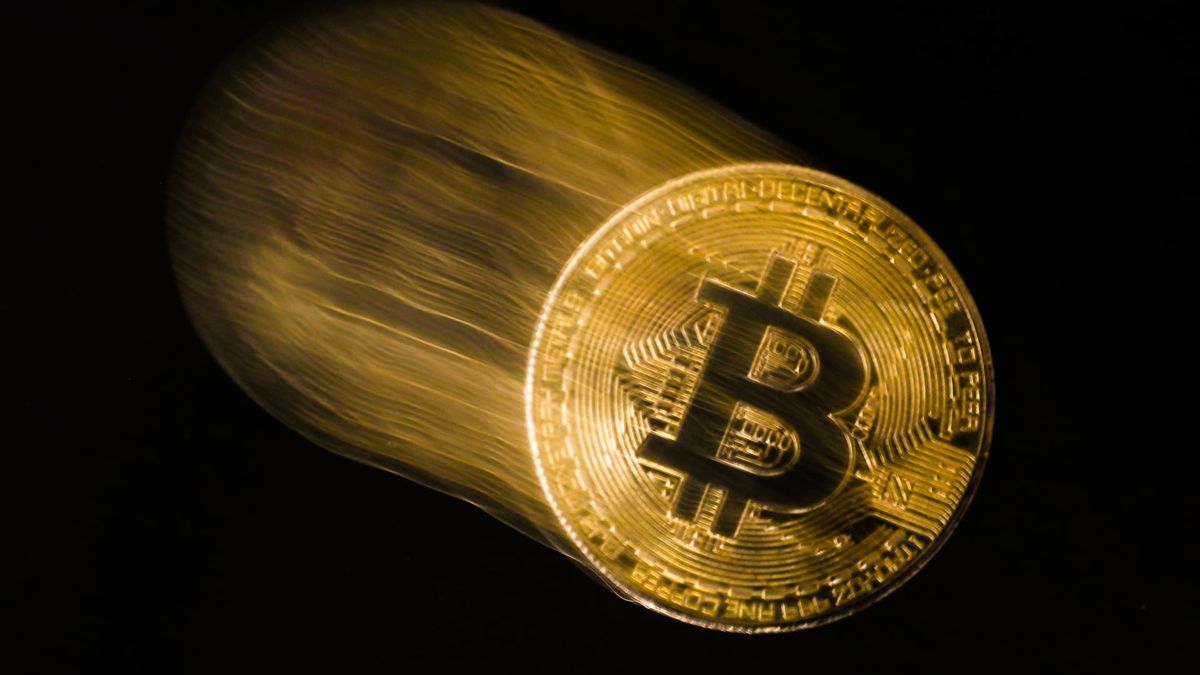 Bitcoin tumbles back to ,000 to start the week