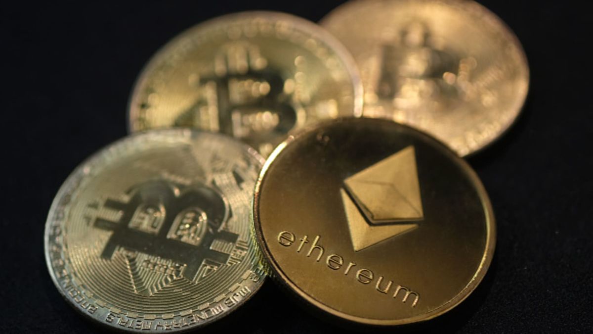 Bitcoin touches record, ether almost makes new high before rolling over