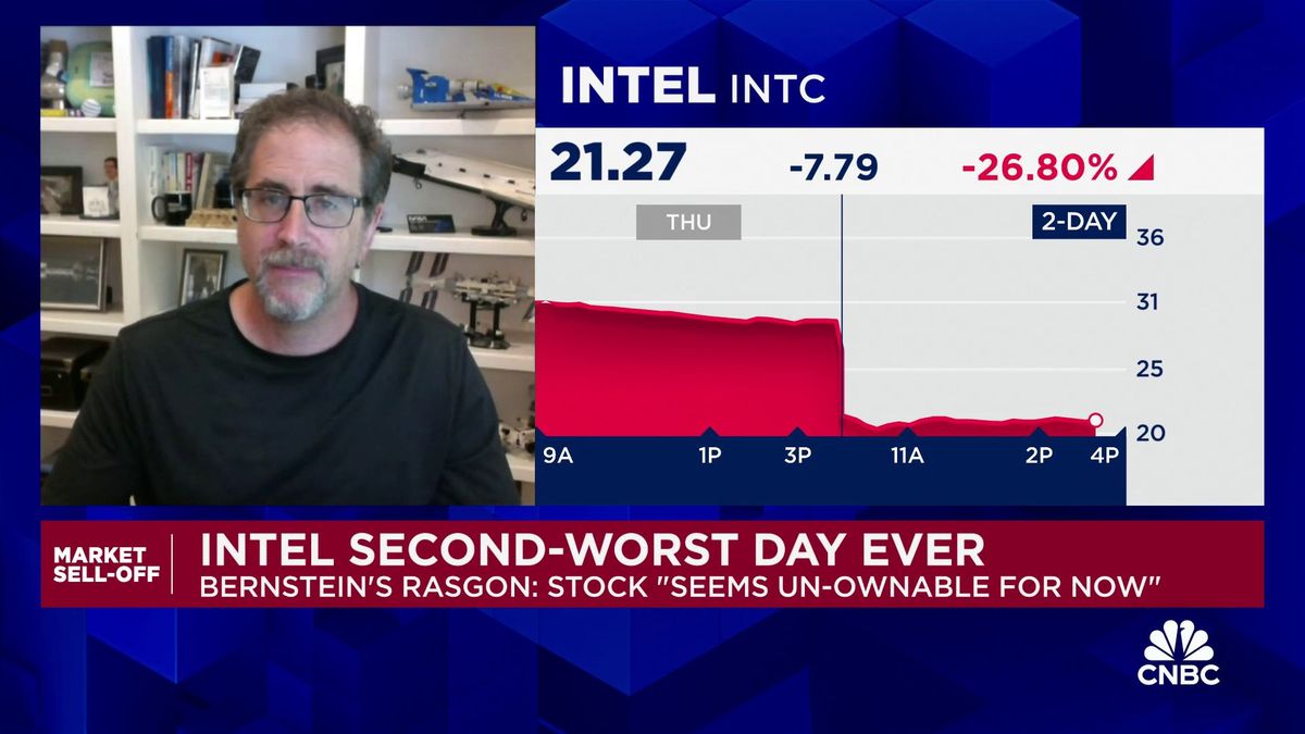 Tech stocks wrap up steepest three-week slump in two years, led by plunge in Amazon and Intel 2 Intel heads for worst day on Wall Street in 50 years