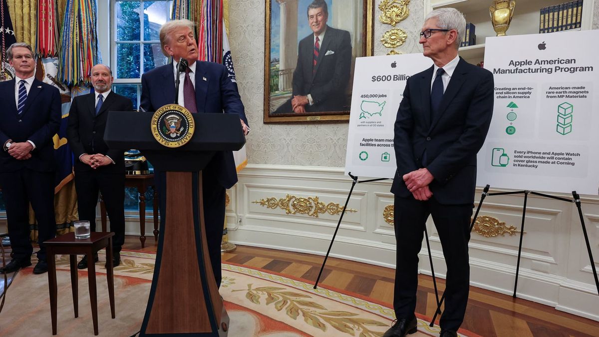 Apple and Trump detail 0 billion U.S. spending expansion, including .5 billion for an iPhone glass factory Apple and Trump detail 0 billion U.S. spending expansion, including .5 billion for an iPhone glass factory