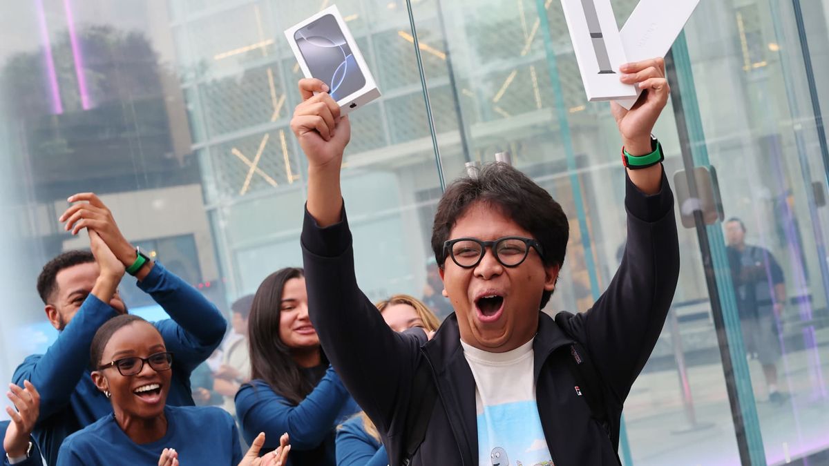 Apple iPhone 16, Apple Watch Series 10 and AirPods 4 debut around the world Apple iPhone 16, Apple Watch Series 10 and AirPods 4 debut around the world