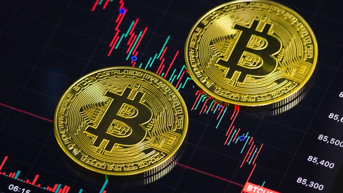 Bitcoin briefly drops below ,000 as sell-off continues
