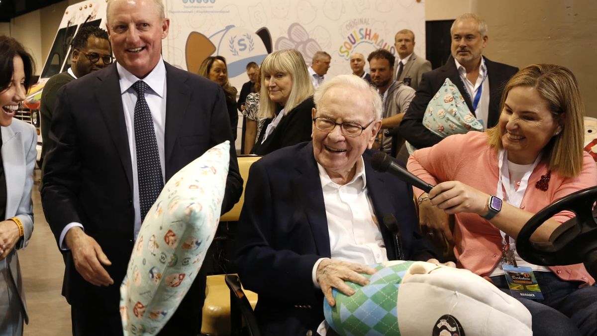 Buffett hands over the reins, the stock market’s losing streak, airline class wars and more in Morning Squawk