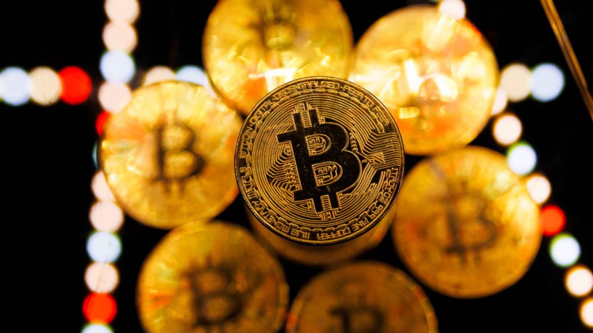 Bitcoin rises above ,000, its highest level in almost a month Bitcoin rises above ,000, its highest level in almost a month