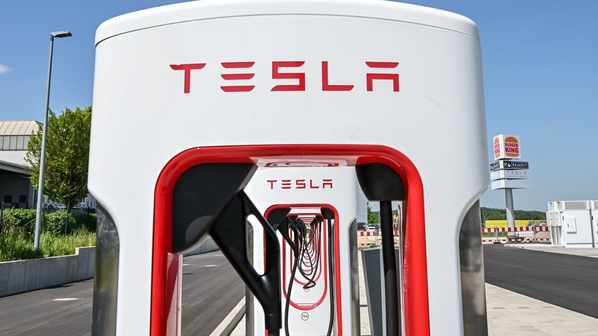 Tesla to install charging stations at 2,000 Hiltons in North America