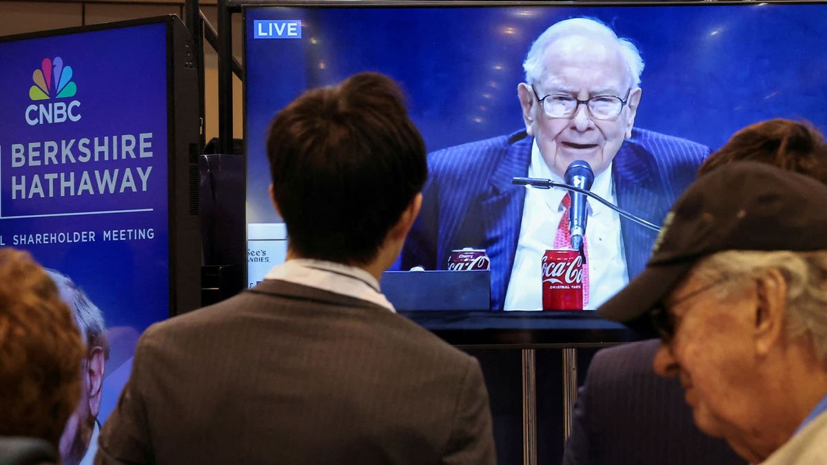 Berkshire Hathaway shares fall nearly 4% after shocking Buffett exit and an earnings decline