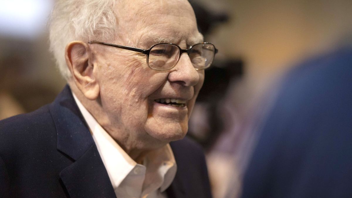 Warren Buffett says Berkshire Hathaway is looking at an investment in Canada