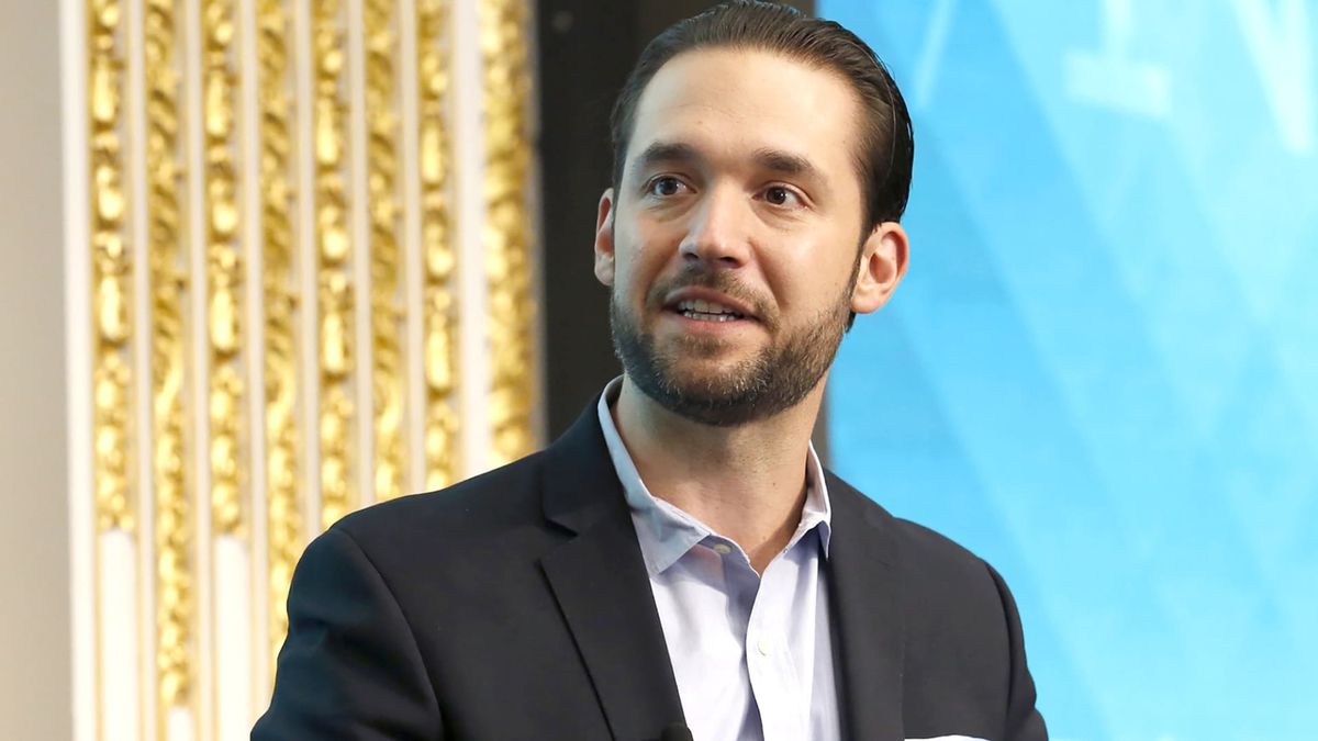 Digg founder teams up with former Reddit rival to buy and revive website