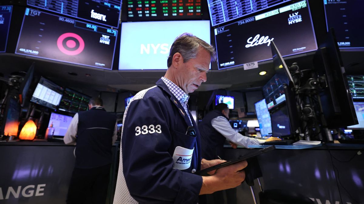 Should investors dump U.S. stocks for international equities? Here’s what experts are saying
