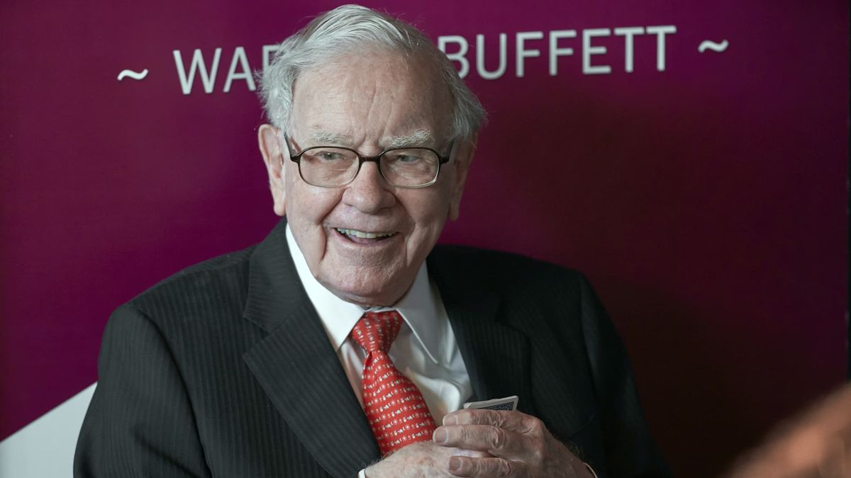 Warren Buffett makes big donation before Thanksgiving, assures shareholders Berkshire is built to last Warren Buffett makes big donation before Thanksgiving, assures shareholders Berkshire is built to last