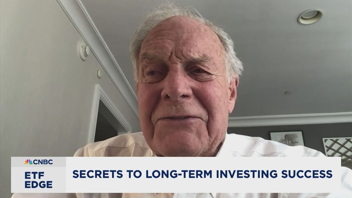 Stock pickers are seeing record inflows, but still won't outperform the market, says investing legend Charley Ellis 1 Active stock pickers have a 'poker with all the cards face up' problem, says Charley Ellis