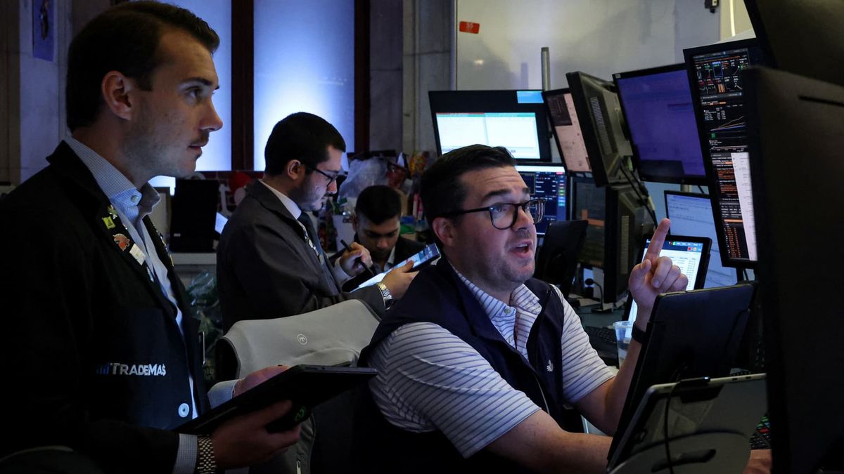 More investors want public and private assets in their portfolio. Now there’s a benchmark to track this combo