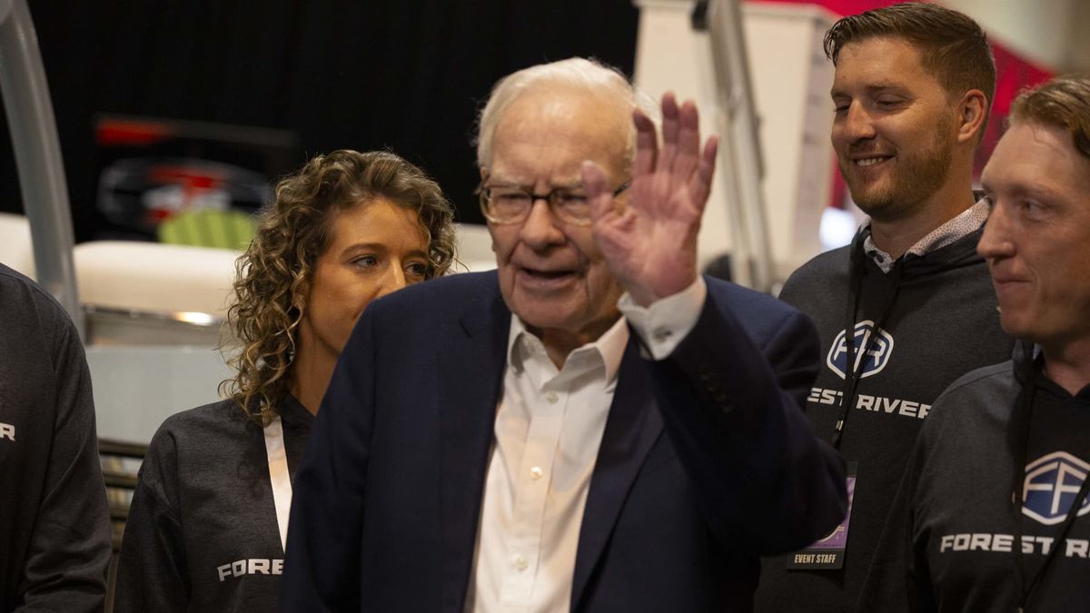 Warren Buffett raises Berkshire cash level to record 7 billion after slashing stock holdings