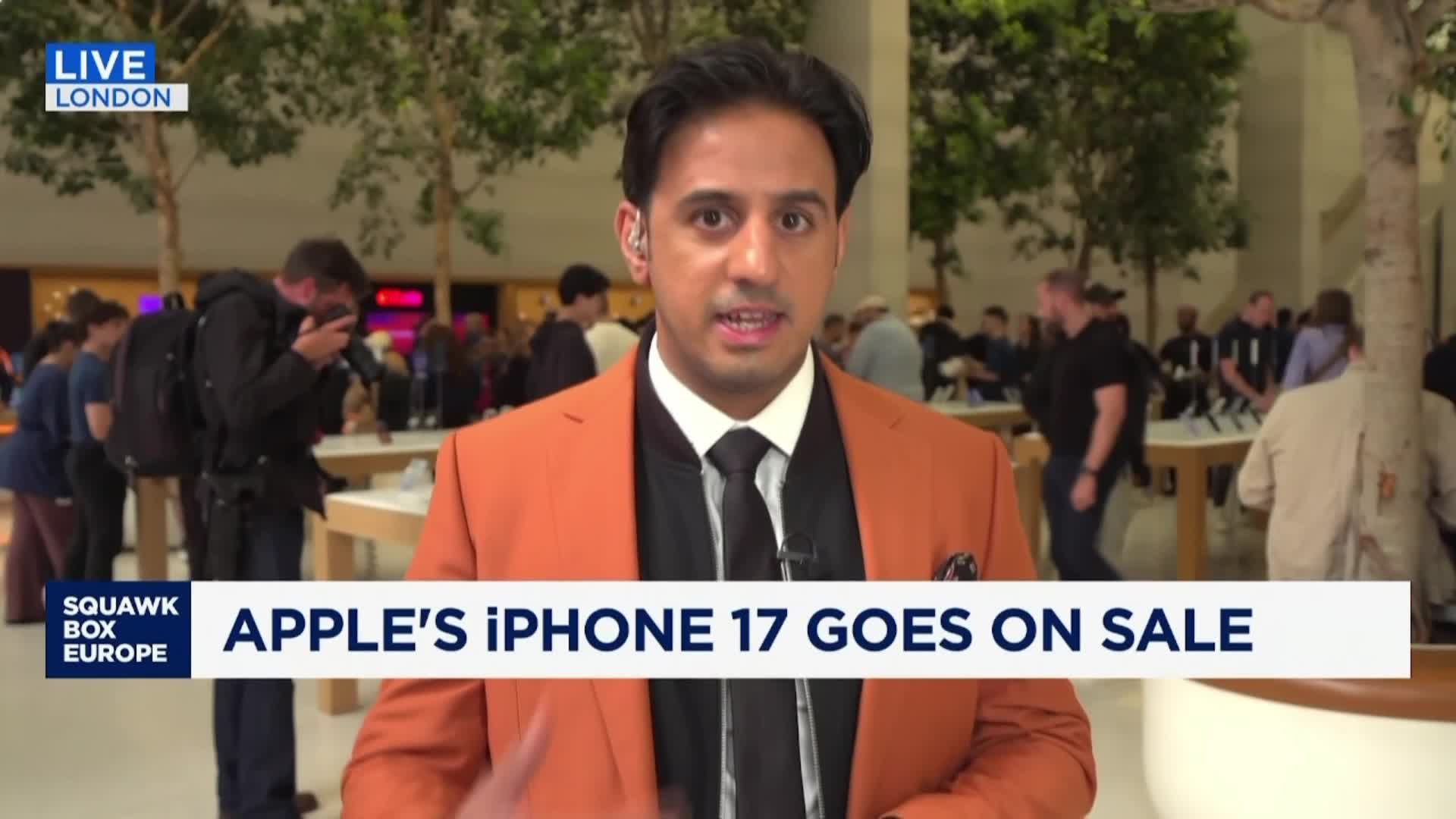 iPhone 17 goes on sale globally as Apple faces China rivals and AI doubts 1 First reactions as iPhone 17 hits London