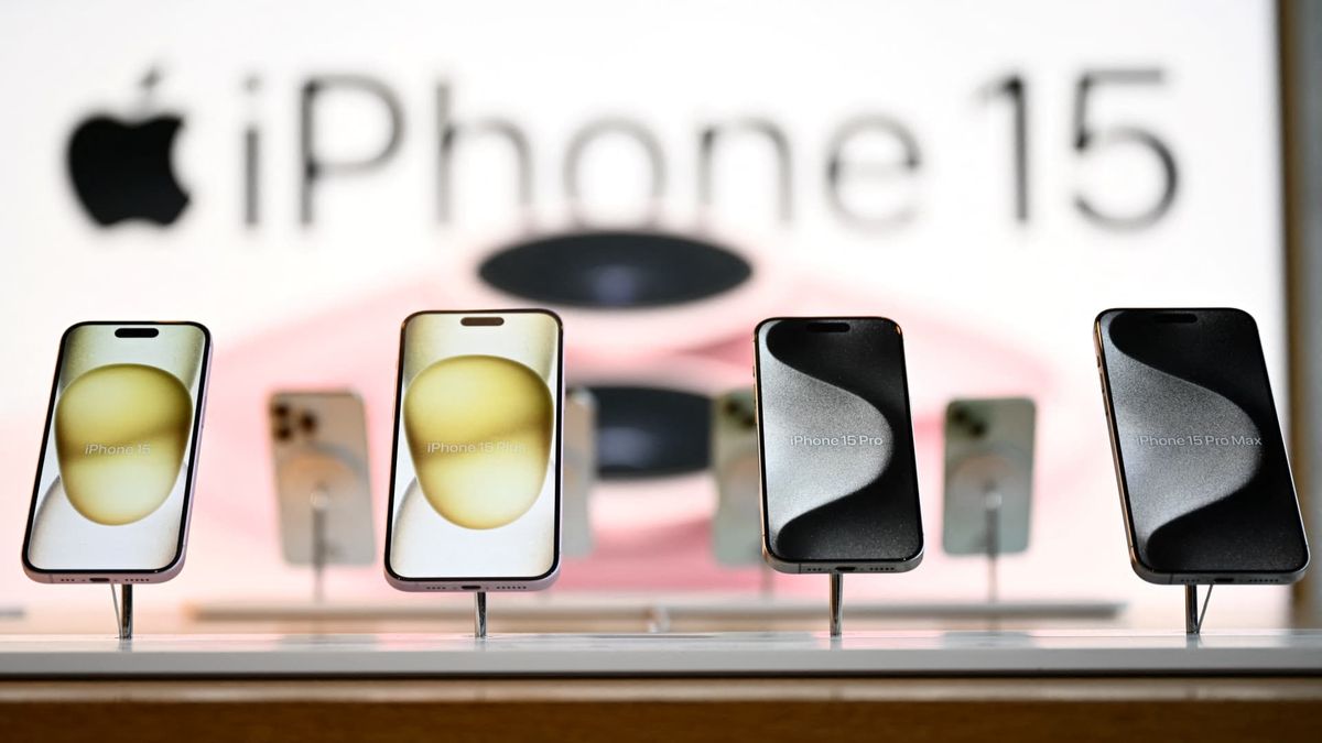 Apple iPhone sales drop 19% in China as demand for Huawei smartphones soars, research says Apple iPhone sales drop 19% in China as demand for Huawei smartphones soars, research says