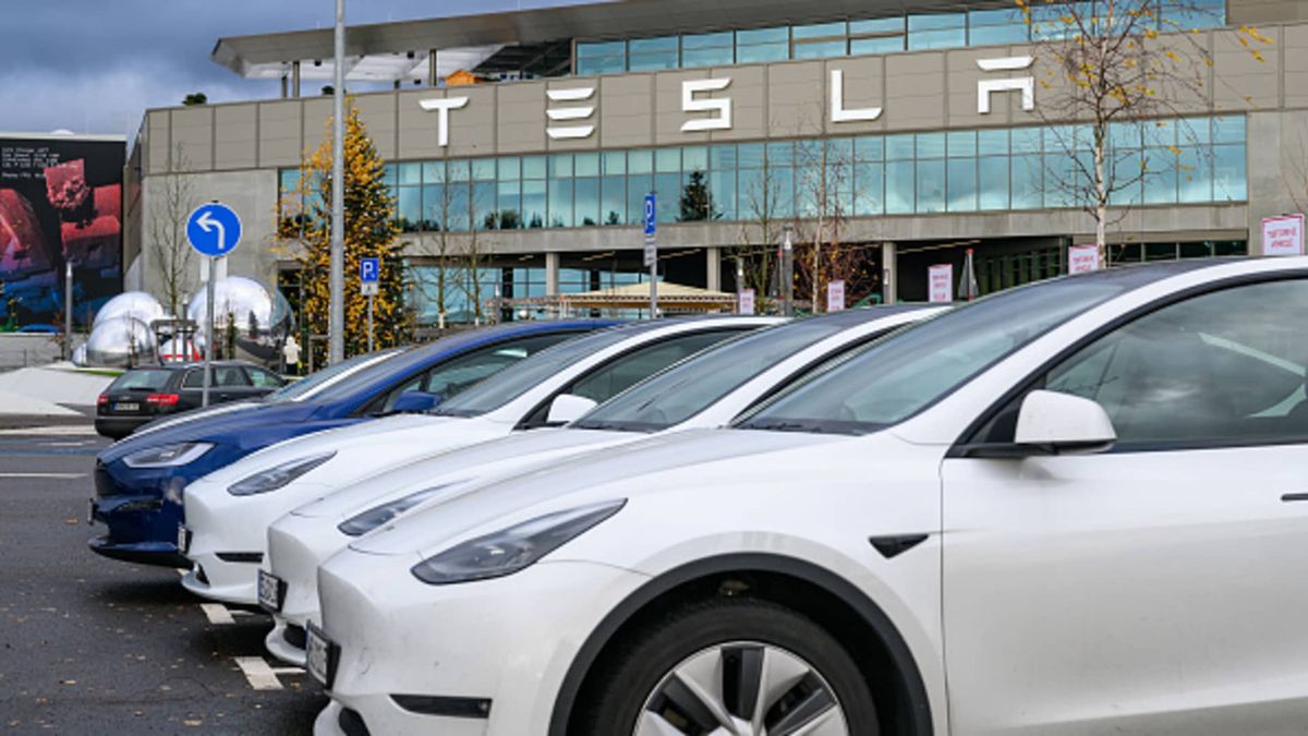 Tesla reverses losses to turn higher in a volatile week for the EV stock