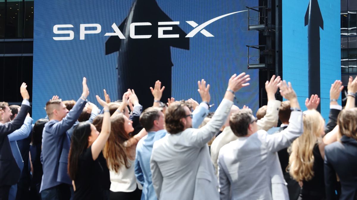 SpaceX gains 9% in premarket trading as momentum builds SpaceX gains 9% in premarket trading as momentum builds