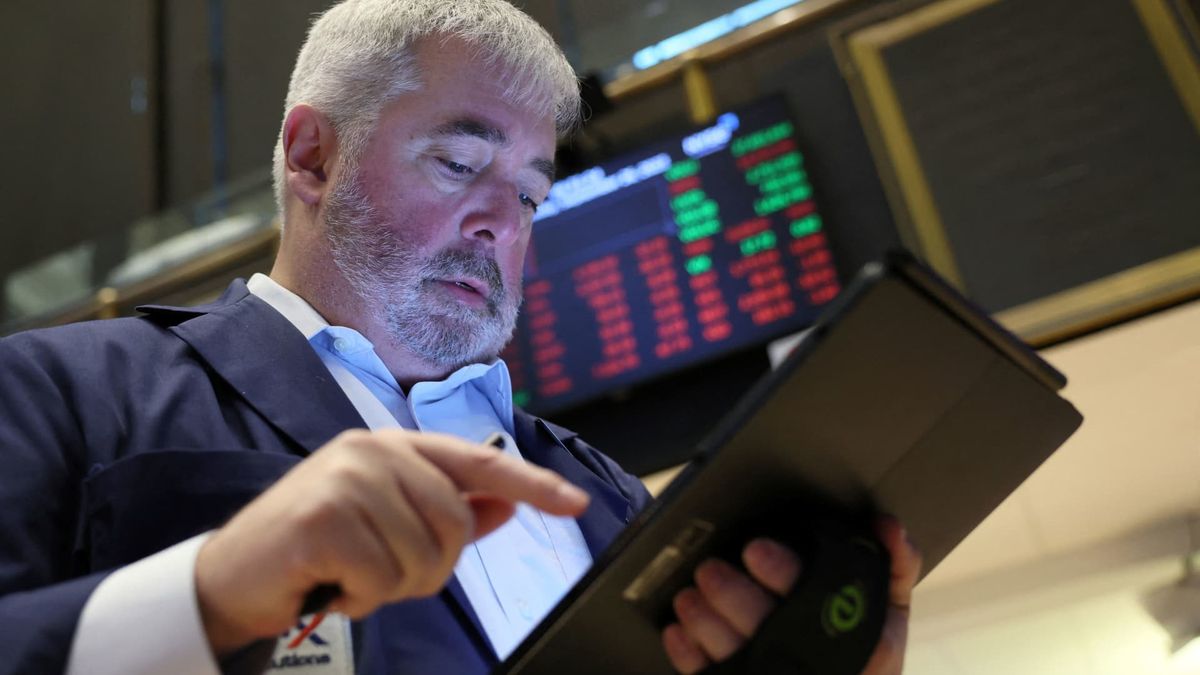 Investors see 2023 gain as a bear market bounce and expect a recession next year, CNBC survey shows Investors see 2023 gain as a bear market bounce and expect a recession next year, CNBC survey shows