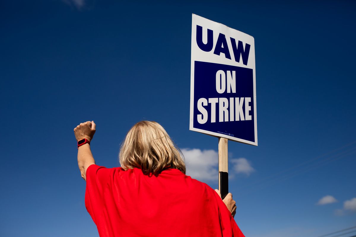 UAW strike brings blue-collar vs. billionaire battle to Detroit 1 UAW members go on strike at three key auto plants after deal deadline passes