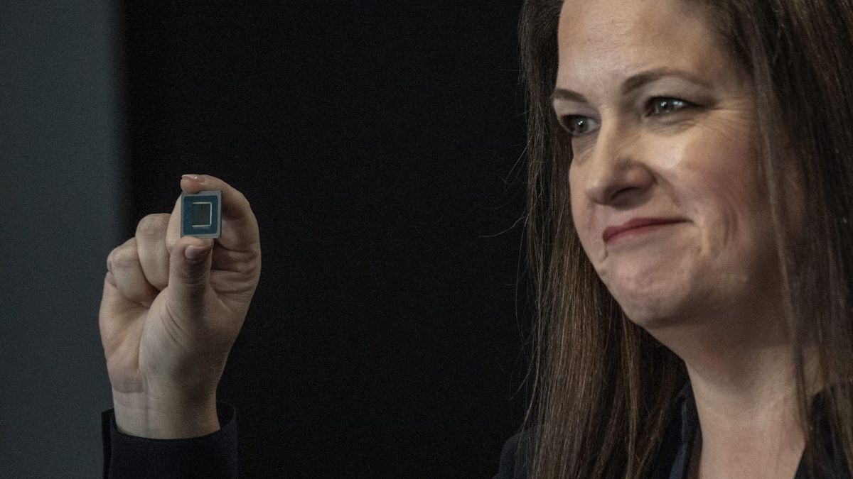 Intel issues weak forecast, but beats on fourth-quarter results Intel issues weak forecast, but beats on fourth-quarter results