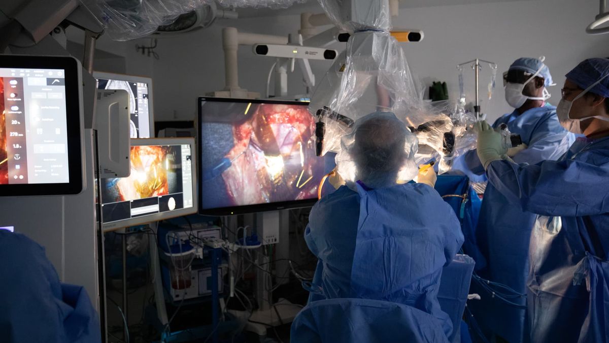 Here’s what it’s like inside the operating room when someone gets a brain implant Here’s what it’s like inside the operating room when someone gets a brain implant