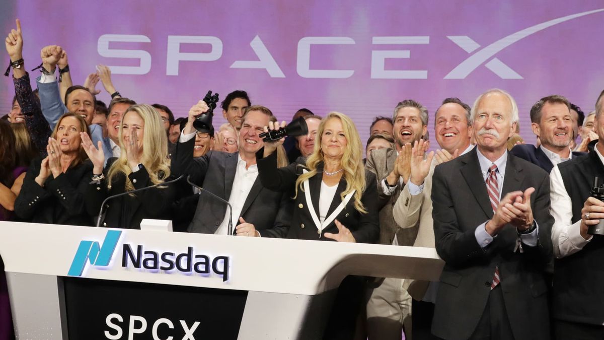 SpaceX gains 6% in premarket after record debut. Here’s what’s driving the valuation debate SpaceX gains 6% in premarket after record debut. Here’s what’s driving the valuation debate