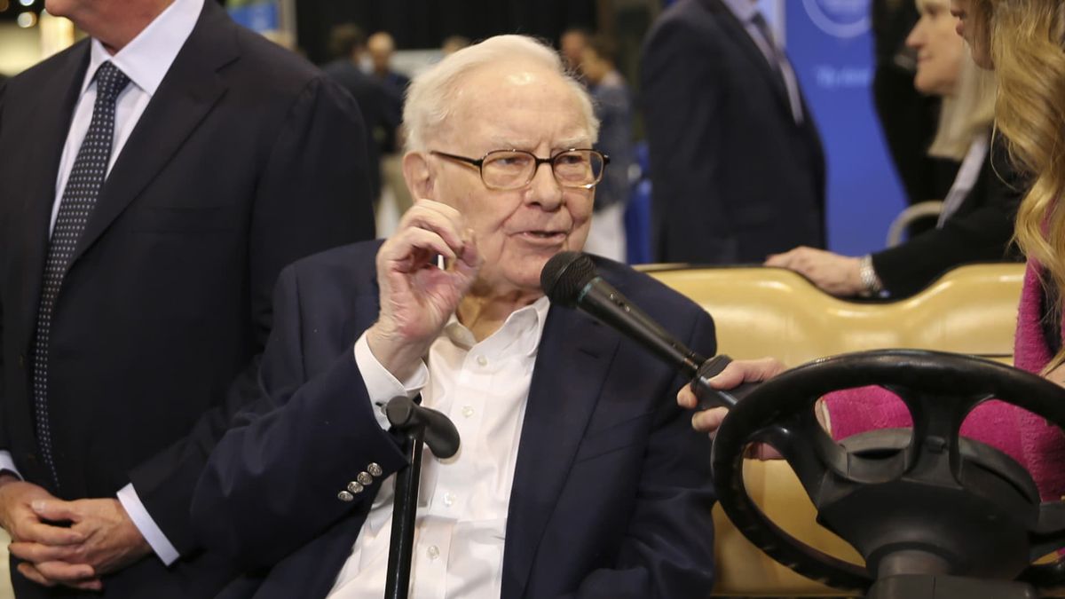 Berkshire’s operating earnings jump 34%, Buffett buys back no stock and raises cash hoard to 1 billion