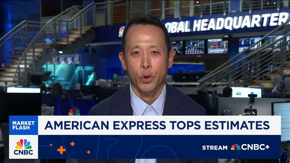 Rich American Express customers continue to spend freely, with one exception 1 American Express sees record member spending. Here's what we know