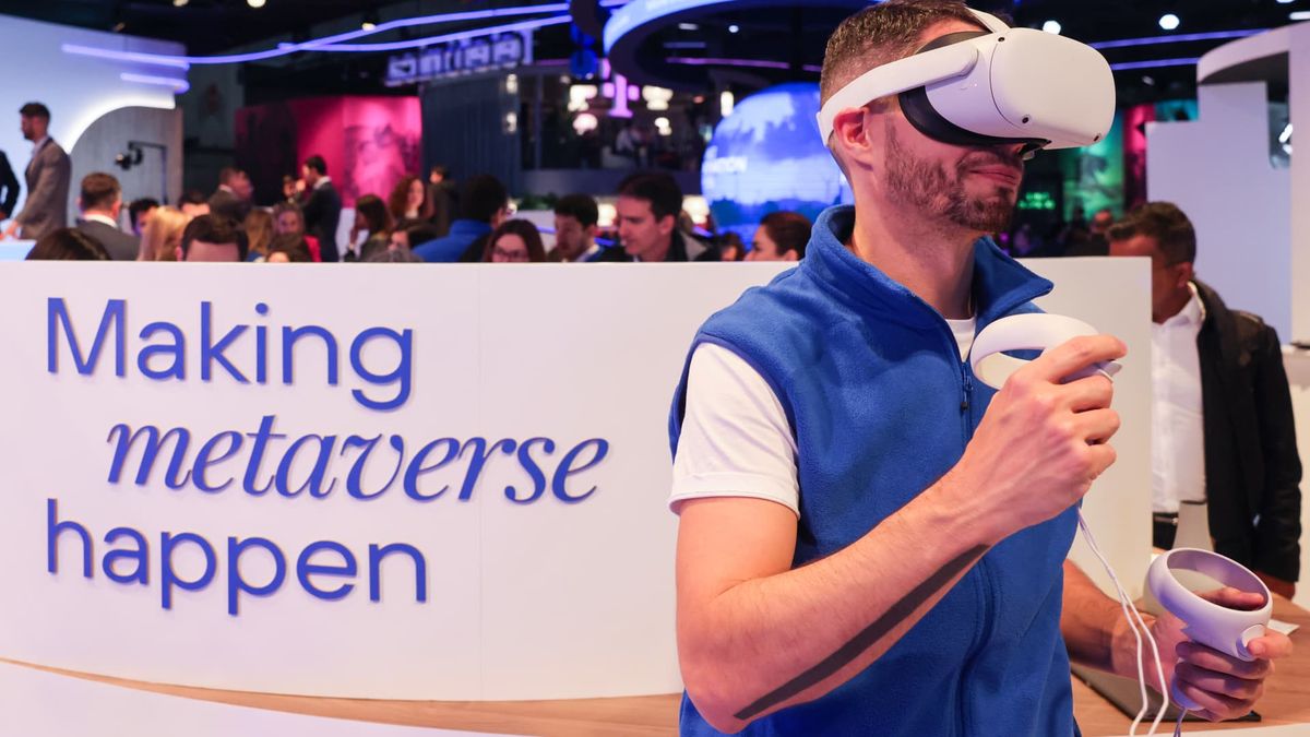 VR market keeps shrinking even as Meta pours billions of dollars a quarter into metaverse VR market keeps shrinking even as Meta pours billions of dollars a quarter into metaverse