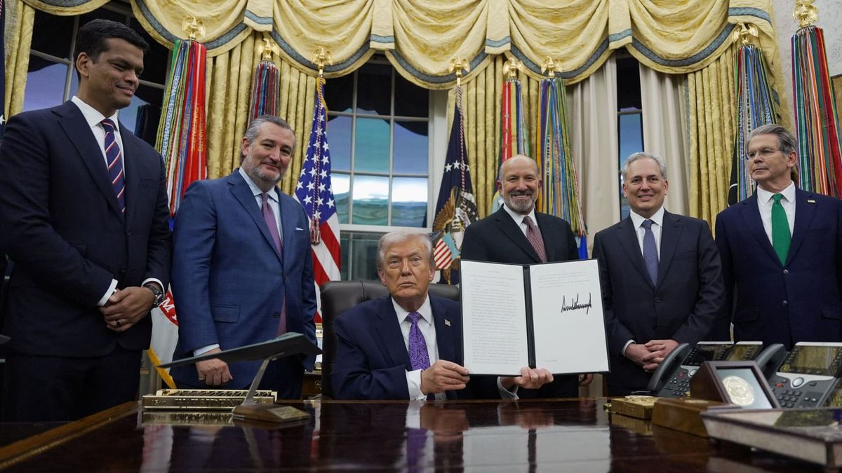 AI order from Trump might be ‘illegal,’ Democrats and consumer advocacy groups claim