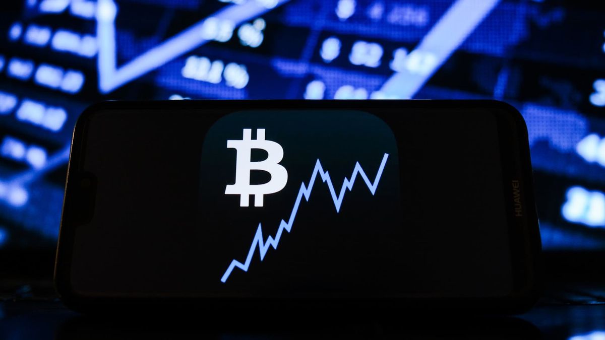 Bitcoin rises to new record above 6,000 as investors await this week’s Fed decision