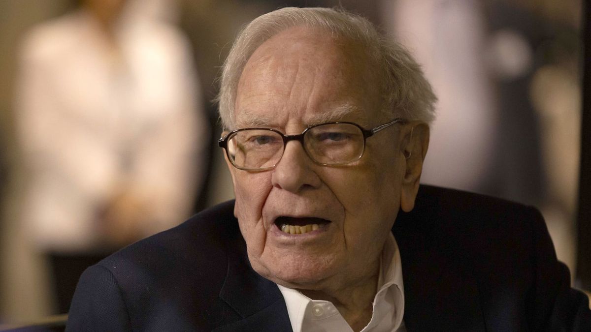Apple shares drop 5% after Warren Buffett’s Berkshire Hathaway slashes stake by half Apple shares drop 5% after Warren Buffett’s Berkshire Hathaway slashes stake by half