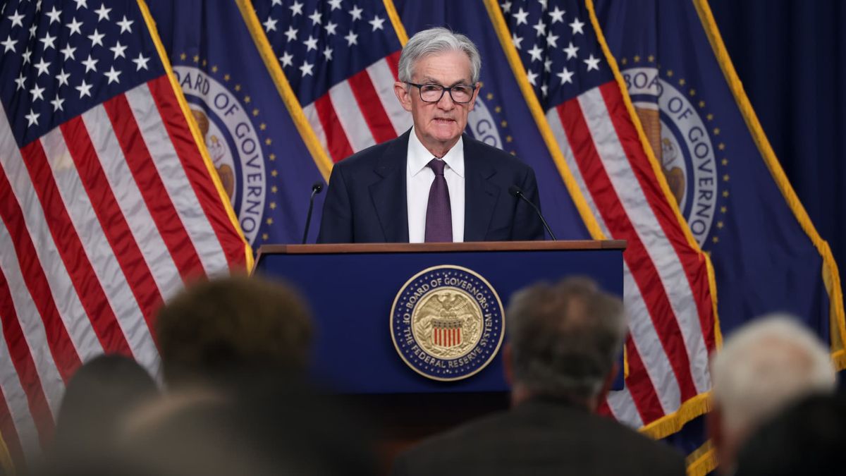 Fed holds rates steady as it notes rising uncertainty and stagflation risk