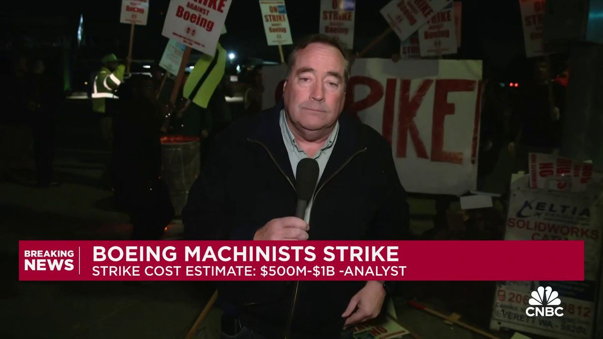 Boeing factory workers strike for first time since 2008 after overwhelmingly rejecting contract 1 Boeing machinists go on strike: Here's what you need to know