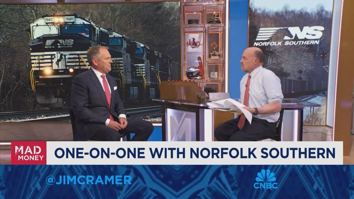 Norfolk Southern activist investor highlights past abusive behavior of new COO as proxy fight intensifies 1 Norfolk Southern CEO: We have offered board seats to activist investor