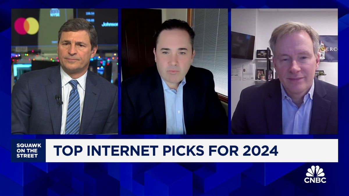 Microsoft's AI growth is helping its cloud business weaken Amazon's lead 1 AWS growth and margin expansion will drive Amazon's stock higher in 2024: Evercore's Mark Mahaney