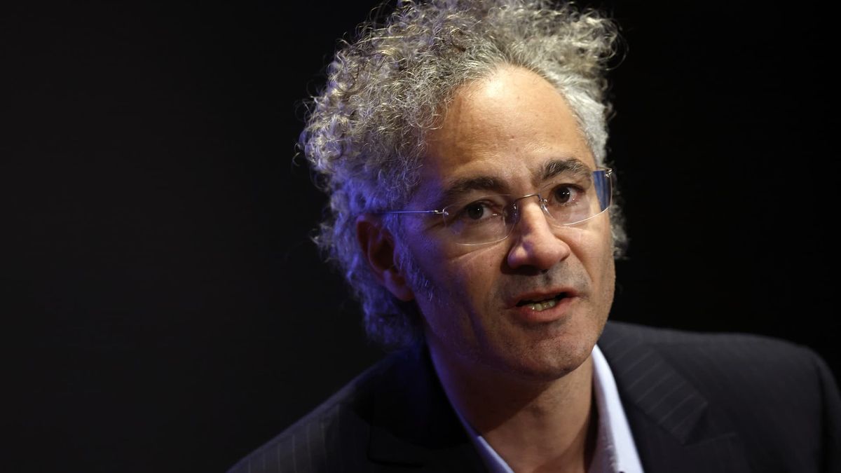 Palantir tops  billion in revenue for the first time, boosts guidance