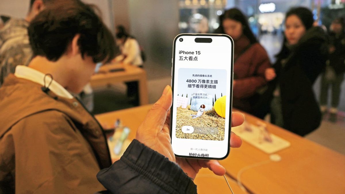 Apple offers rare iPhone discount in China as demand fears rise Apple offers rare iPhone discount in China as demand fears rise