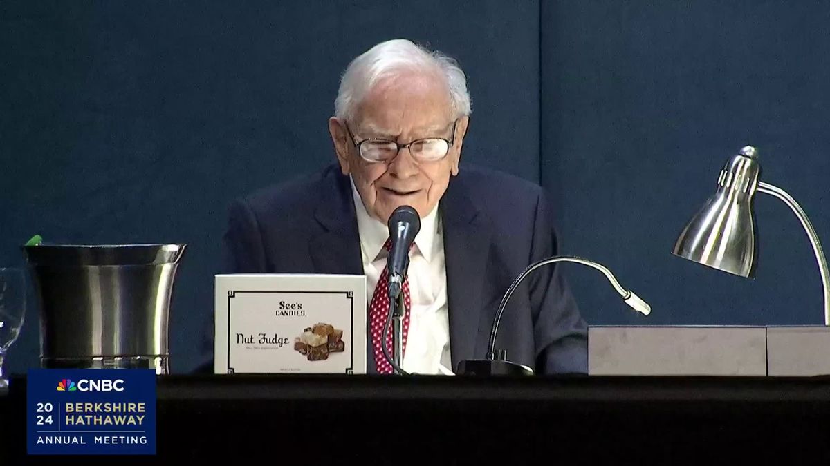 Warren Buffett says Berkshire Hathaway is looking at an investment in Canada 1 Warren Buffett: Don't feel uncomfortable in any way putting our money into Canada