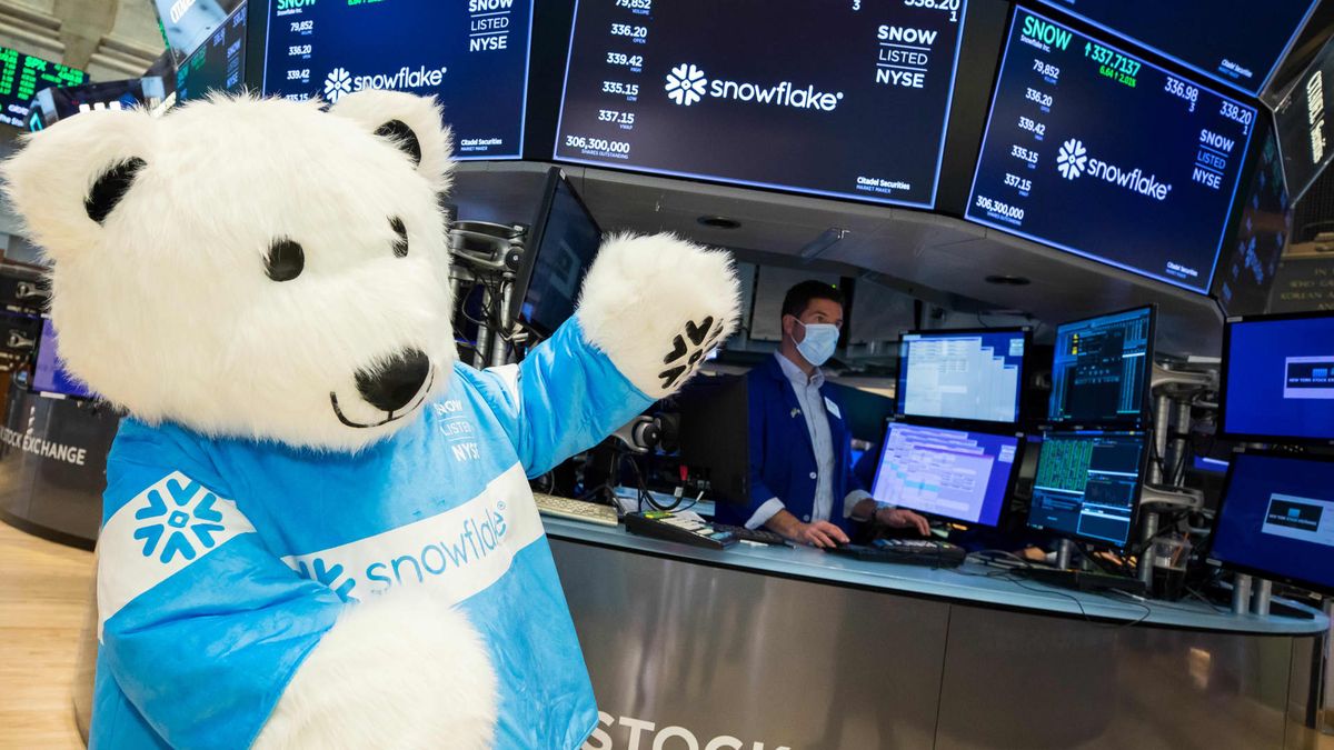 Snowflake shares rocket 30% and head for best day ever after earnings beat Snowflake shares rocket 30% and head for best day ever after earnings beat