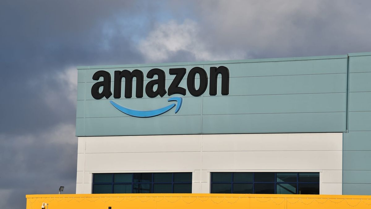 Amazon plans first big-box retail store in Chicago suburb Amazon plans first big-box retail store in Chicago suburb