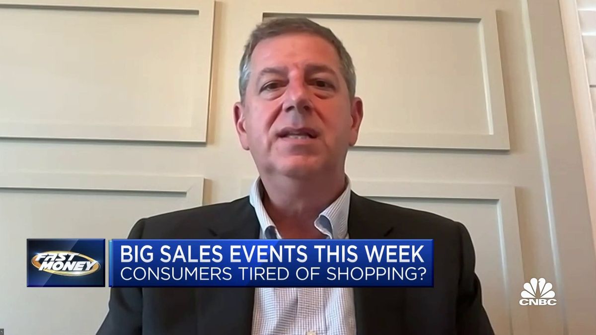 Consumers starting to buckle for first time in a decade, former Walmart U.S. CEO Bill Simon warns 1 Consumers are starting to buckle for the first time in decade: Fmr. Walmart U.S. CEO Bill Simon