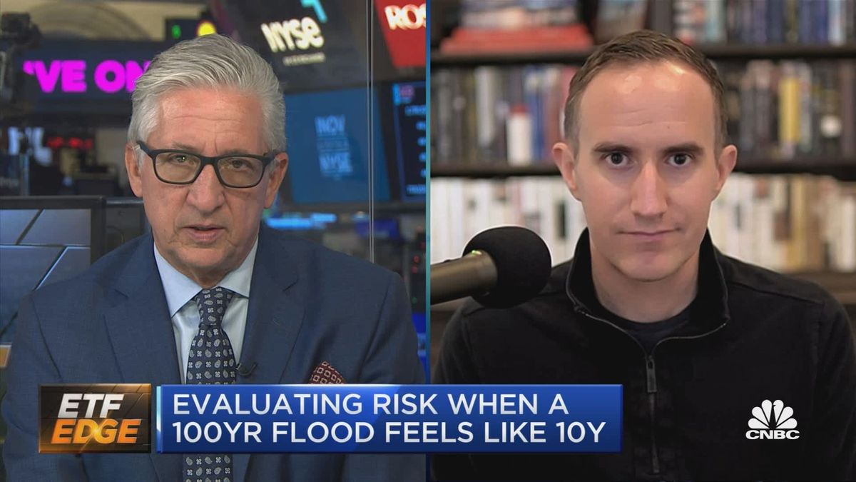 'The Psychology of Money' author Morgan Housel gives advice to investors afraid of market downturns 1 "Calm plants the seed for crazy"… or, investing in the inevitable