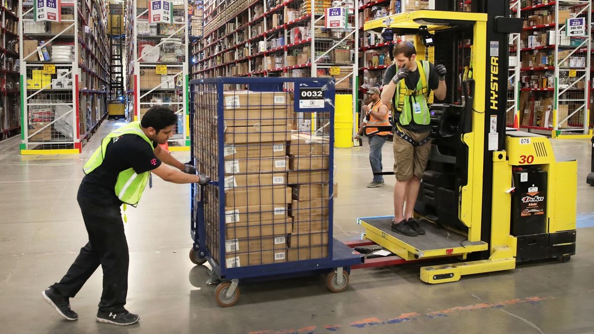 Democratic senator aims at Amazon’s labor practices with first federal bill regulating quotas
