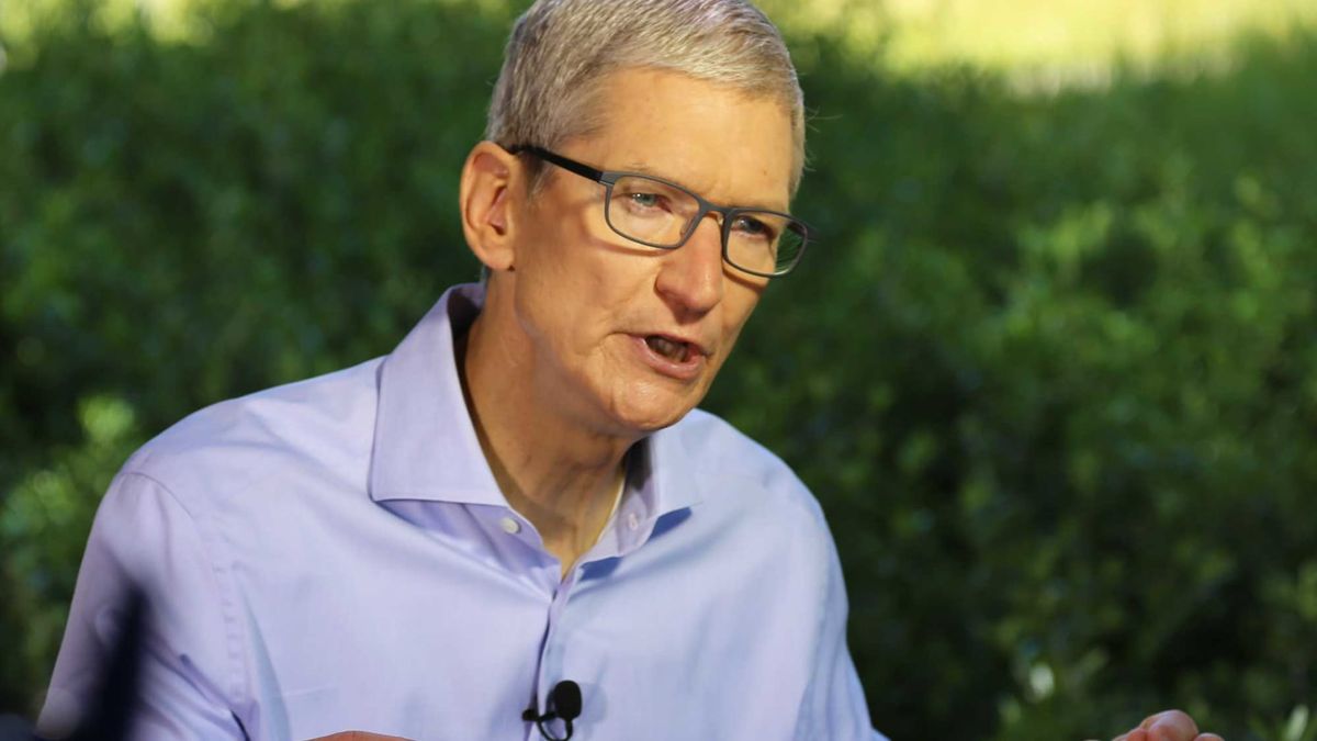 Apple falls 3% as tech, semiconductor stocks struggle to bounce back from rout
